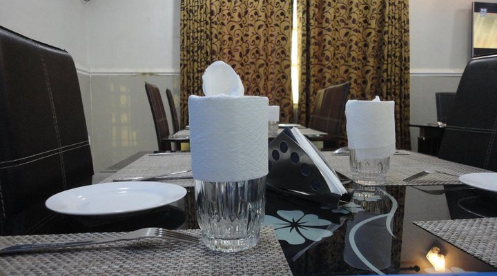 Moongate Hotel and Suites, Obantoko