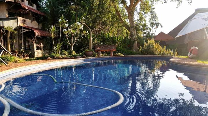 River House Guest Lodge