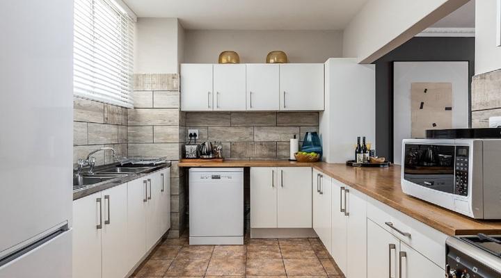 Ashley On Beach (1101)