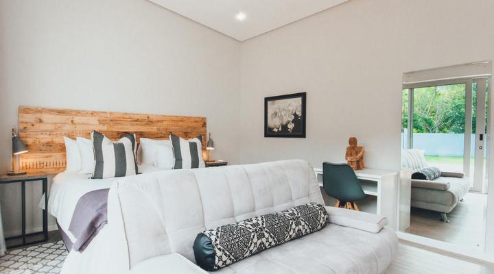 A Riverbed Guesthouse