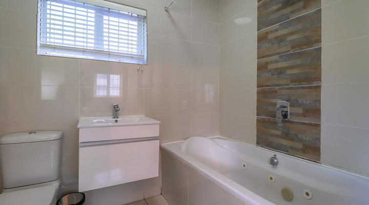 Eaton Square 2 by CTHA