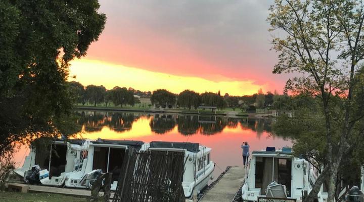 Old Willow No 7 Houseboat Charters