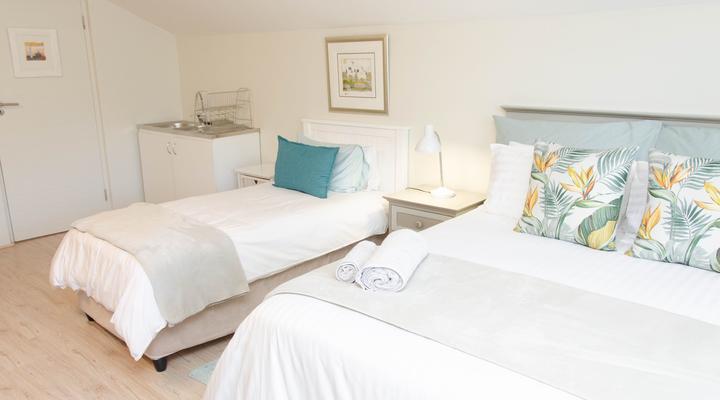 Lindy Van Niekerk Art & Accommodation