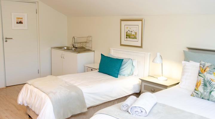 Lindy Van Niekerk Art & Accommodation