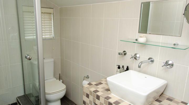 Lindy Van Niekerk Art & Accommodation