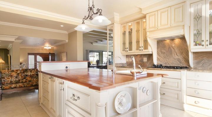 Trengove Manor by HostAgents