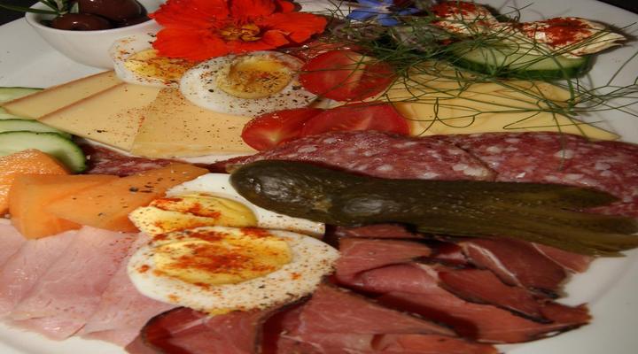 GuBas De Hoek meet eat sleep