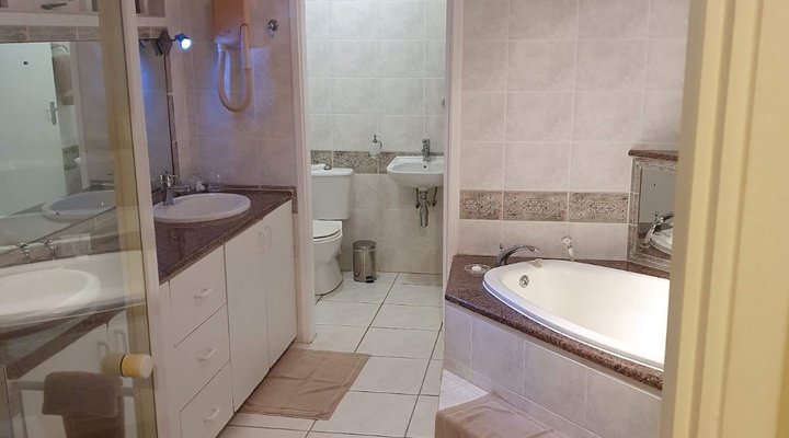 Ingwe Manor Guest House & Spa