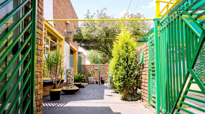 Lal'uphume Backpackers Inn