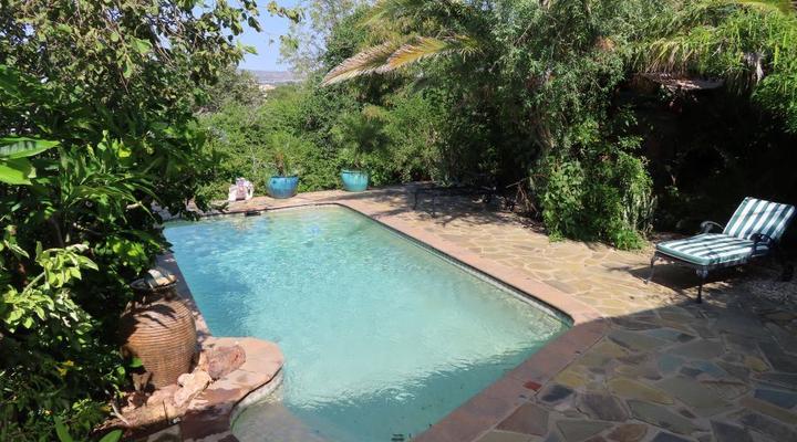 Artsy Garden Cottage