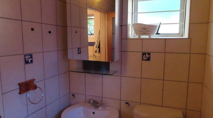 Artsy Garden Cottage