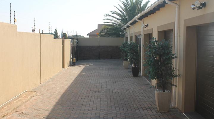 Sleep-Time Guest Lodge