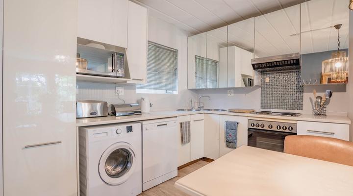 Modern 2 bedroom apartment in vibrant Melville - 99