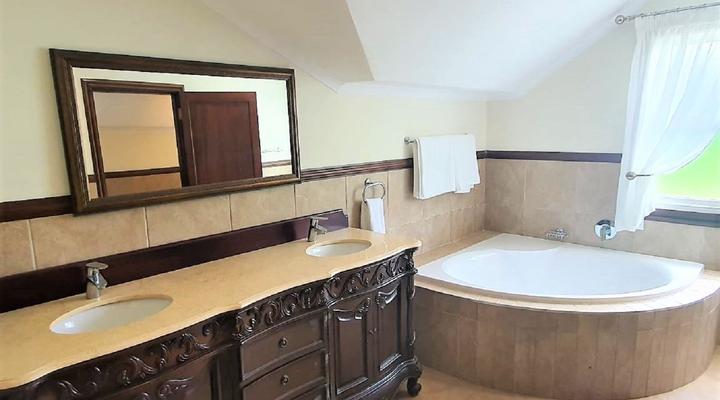 Two Rawdons Country Estate