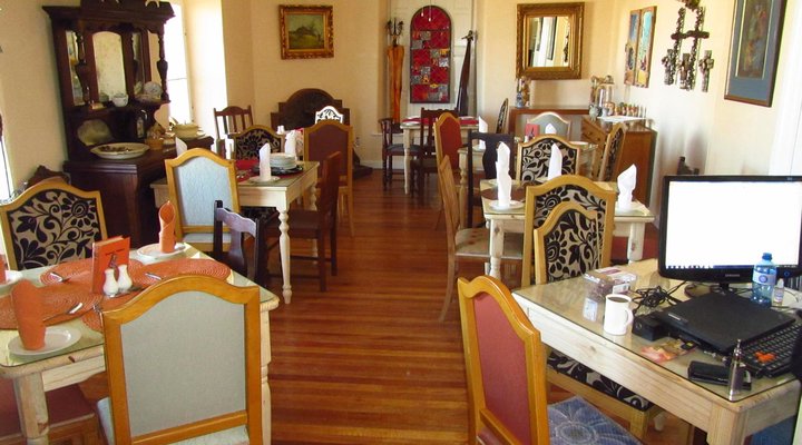 Blue Moon Guesthouse & Restaurant