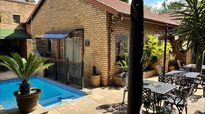 Le Cozmo Guest House