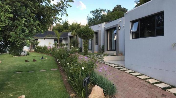 6 On Morris Guest Lodge