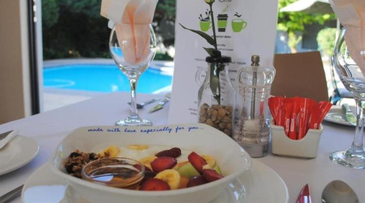 6 On Morris Guest Lodge