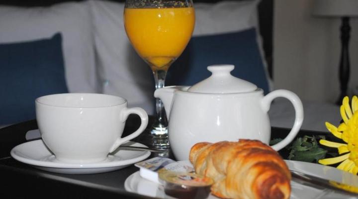 6 On Morris Guest Lodge