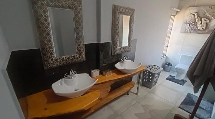 Clyde's on Dale Guest House