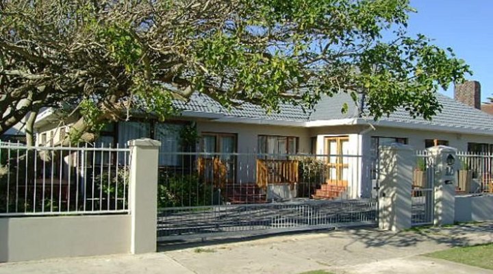 Pollok Guest Lodge