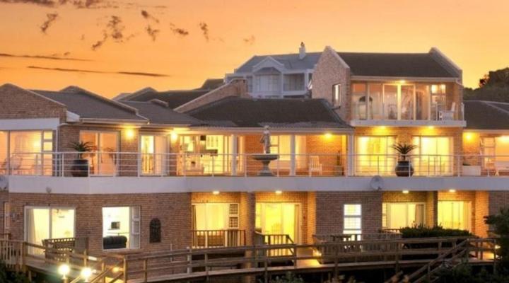 Kelly's Beachfront Apartments