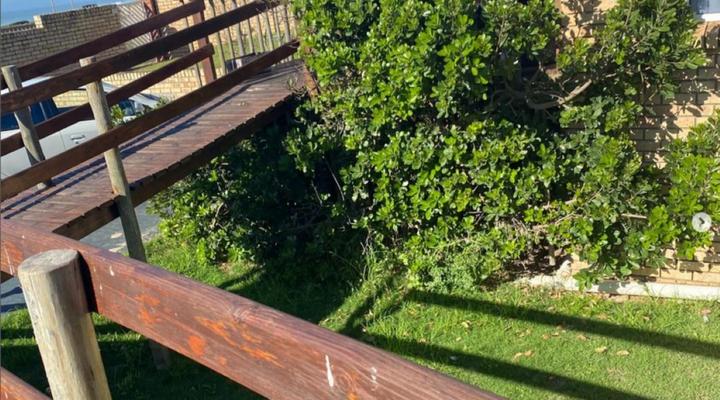 Kelly's Beachfront Apartments