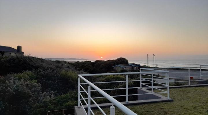 Kelly's Beachfront Apartments