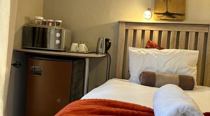 AGYES LODGE (Blue Diamond Guest House)