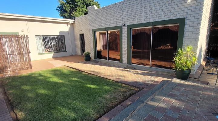 Molopo Naledi Guest Lodge