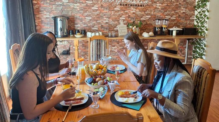 Molopo Naledi Guest Lodge