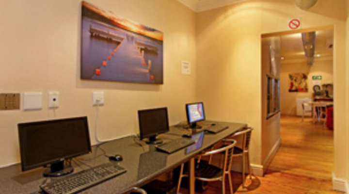Forty8 Backpackers Hotel