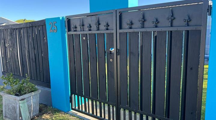 25 On Main Struisbaai