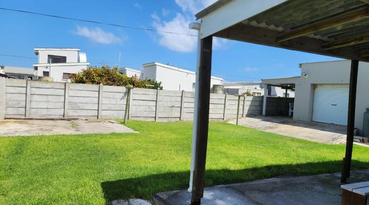 25 On Main Struisbaai