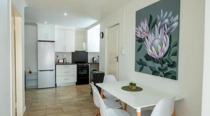 Lovely Balcony Unit Parktown North