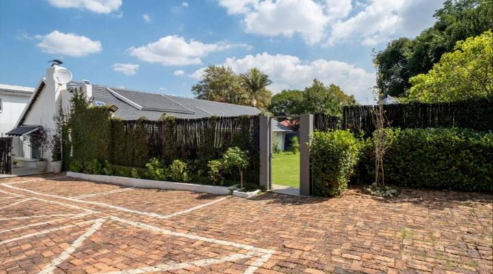 Lovely Balcony Unit Parktown North