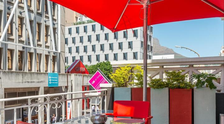 Daddy Long Legs Art Hotel