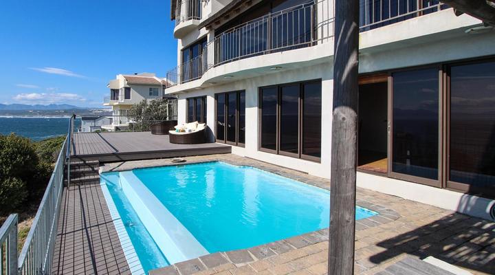 Whale Huys Oceanfront Eco Villa