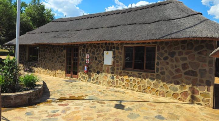 Rocking Giraffe Bush Lodge