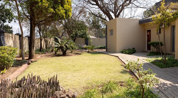 Ikhutse Manor Guest House