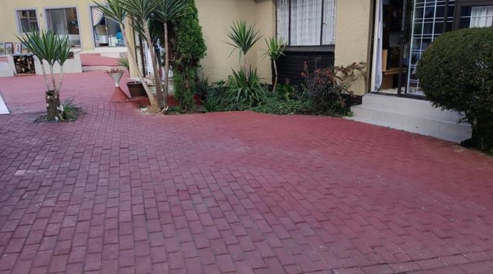 Zwelibanzi Guesthouse and Wellness Center