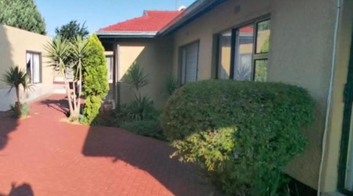 Zwelibanzi Guesthouse and Wellness Center