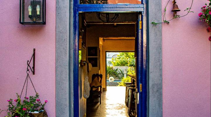 Ebonymoon Guest House & Studio