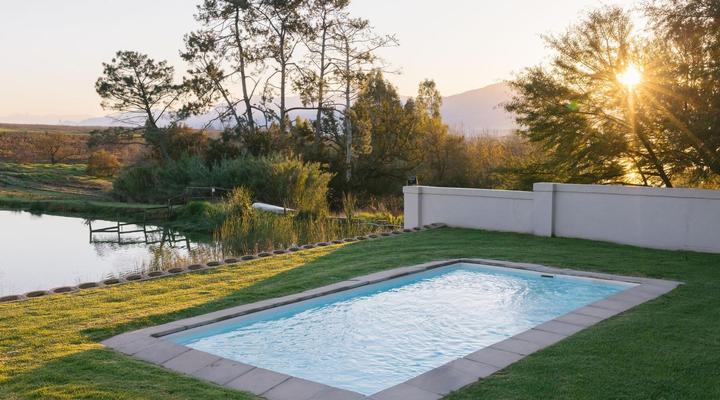 Under Oaks - The Vineyard Suites