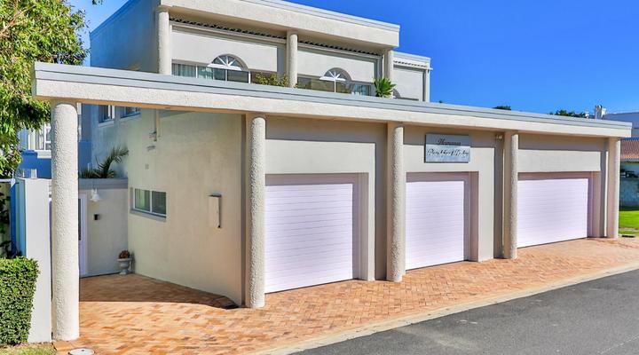 Hermanus Beachfront Lodge