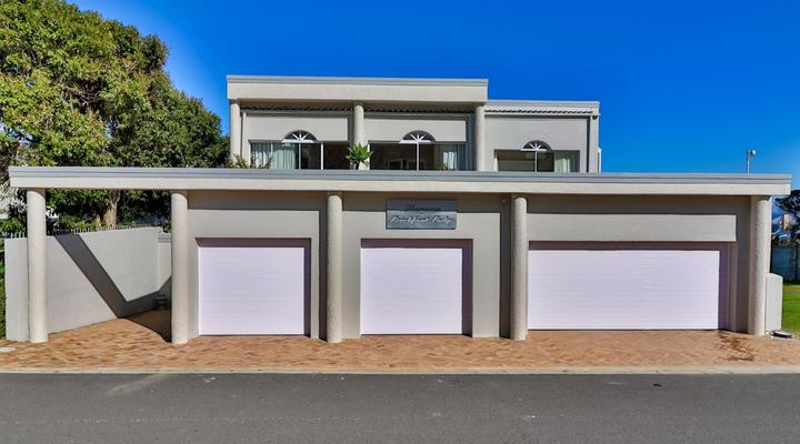Hermanus Beachfront Lodge