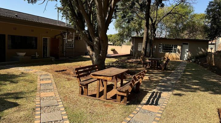 Leas Furnished Apartments - Waterkloof