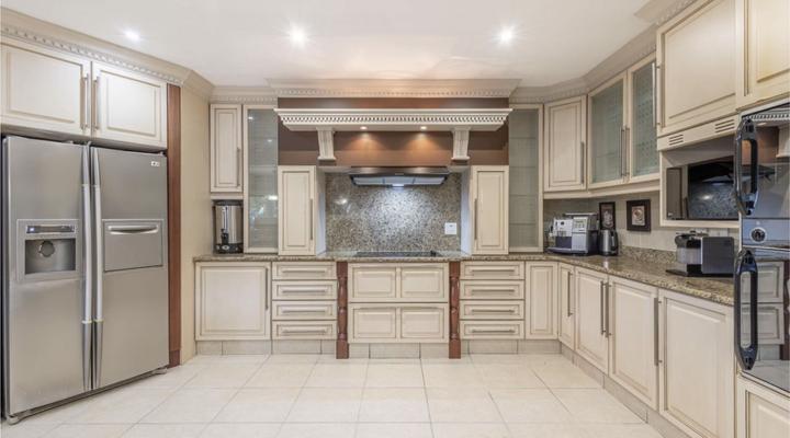 Escape to Byrne Court - La Lucia