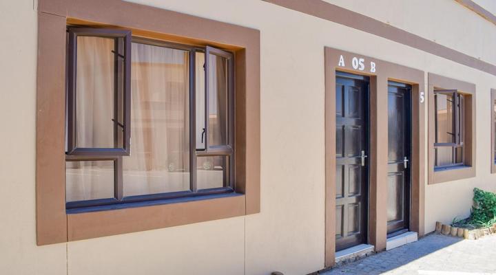 La Coastal Guesthouse