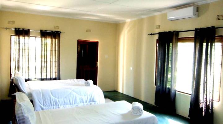 Royal South Luangwa Safaris Lodge